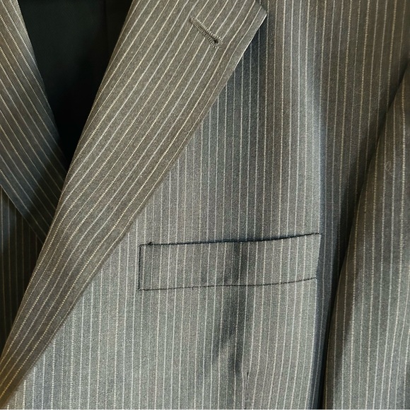 Burberry Classic Gray Pinstripe Two Button Men´s Suit...
